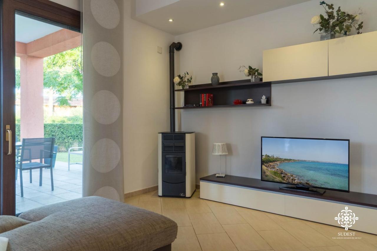 Villa Seaside - Beach Retreat With Jacuzzi Сиракузы Экстерьер фото