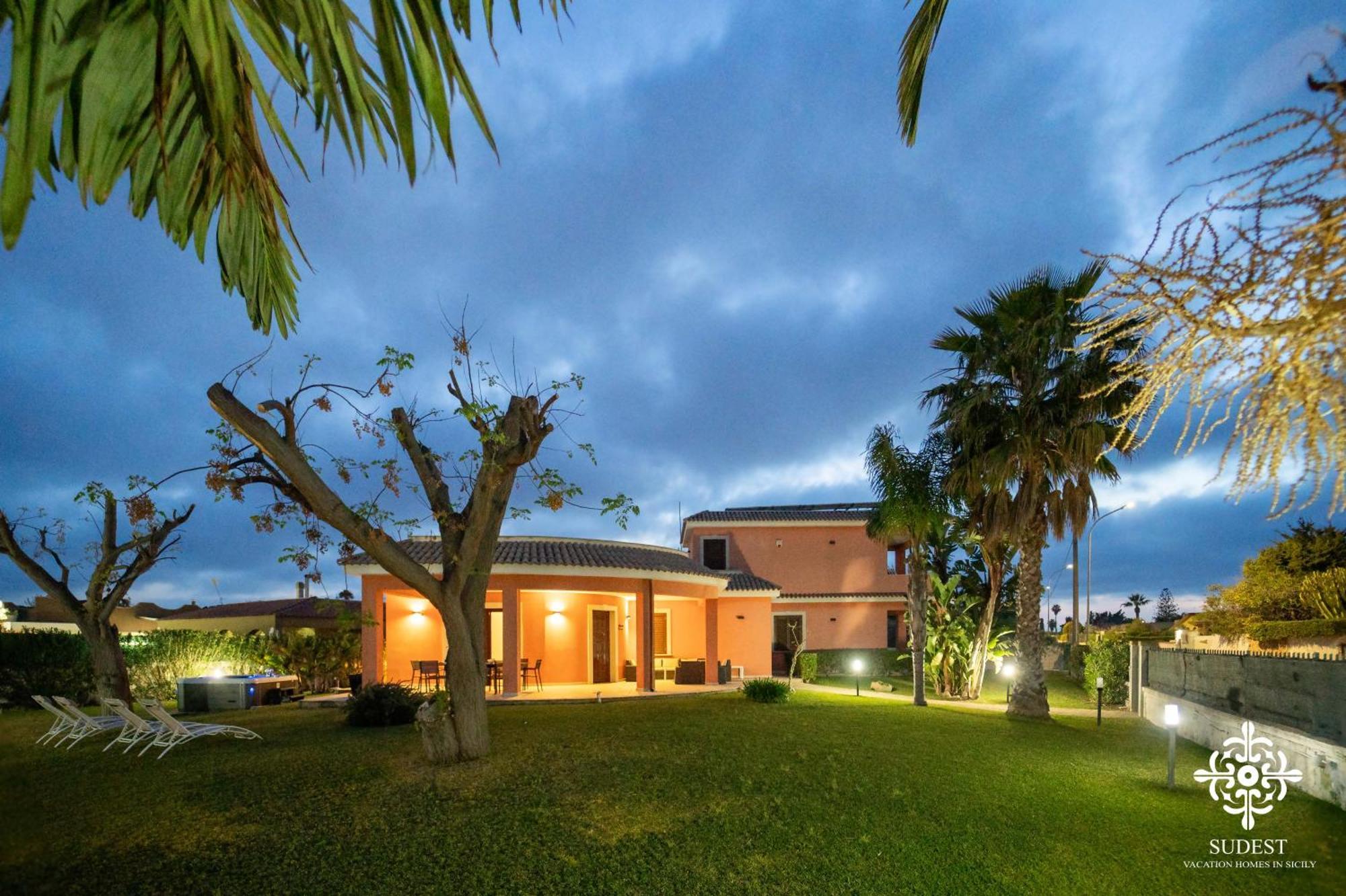 Villa Seaside - Beach Retreat With Jacuzzi Сиракузы Экстерьер фото